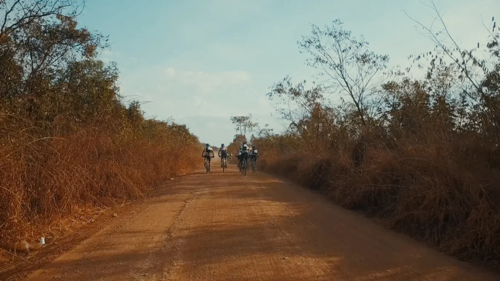 Atletas em estrada de terra