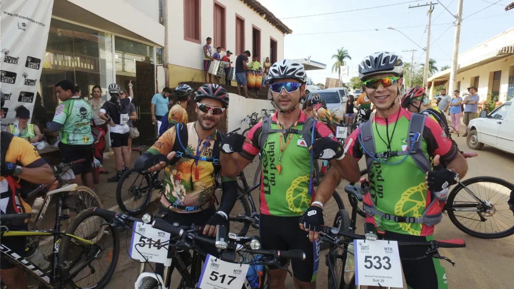 Largada de bike, atletas