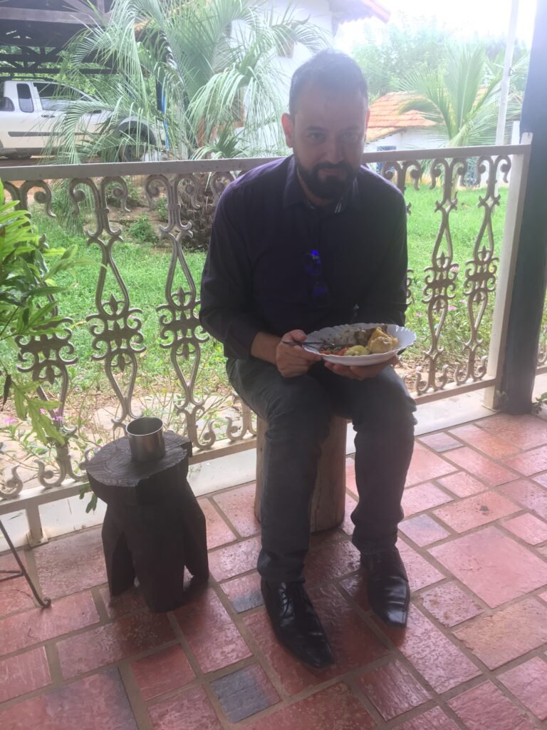 Leônidas Oliveira almoçando na varanda da Fazenda Paulista